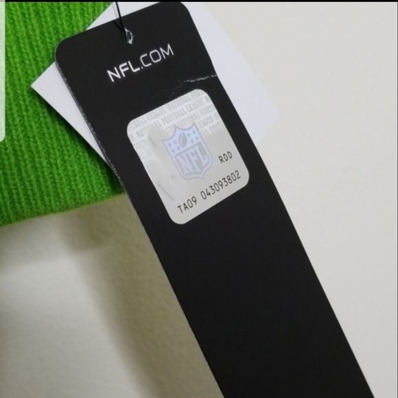 NFL APPAREL SEATTLE SEAHAWKS CHRISTMAS SWEATER - Picture 4 of 7